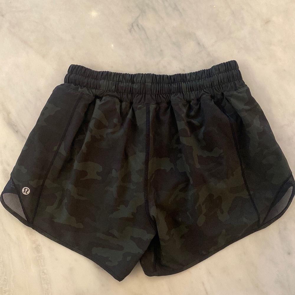 *Lululemon Hotty Hot low rise lined short, 2.5 inseam, sz 6